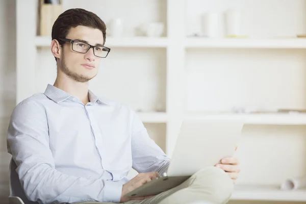 Νέος επιχειρηματίας με laptop — Φωτογραφία Αρχείου