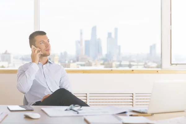 Jungunternehmer am Handy — Stockfoto