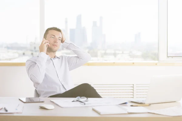 Homme réfléchi au téléphone — Photo