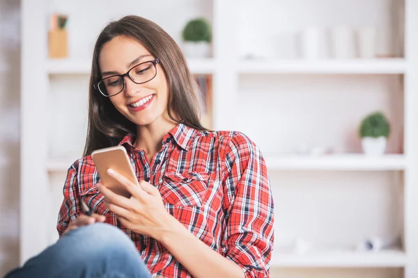 Usmívající se žena pomocí smartphonu — Stock fotografie