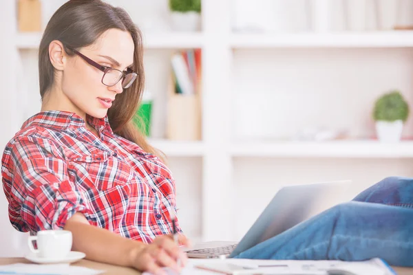 Mujer atractiva usando el ordenador portátil — Foto de Stock