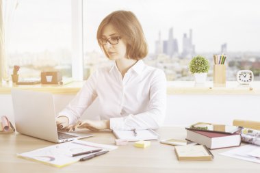 Dizüstü bilgisayar kullanan odaklanmış iş kadını 