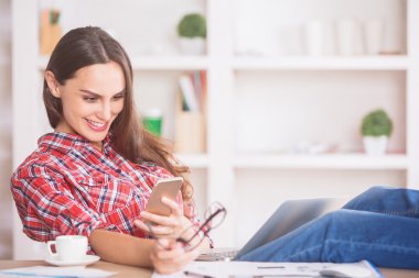 gülümseyen kadın cep telefonu kullanarak