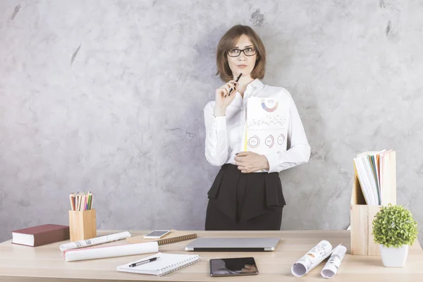 Mujer con informe de negocios — Foto de Stock