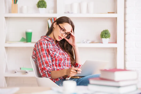 Mujer concentrada usando laptop — Foto de Stock