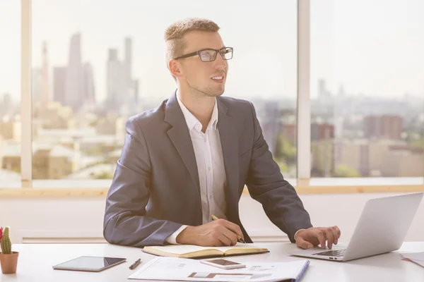 Zufriedener Geschäftsmann arbeitet an Projekt — Stockfoto