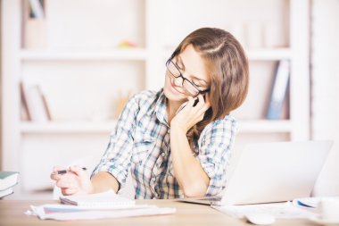 gülümseyen kadın cep telefonunuzun konuşma