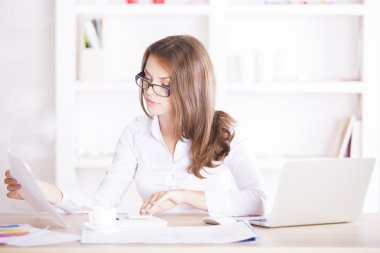 Genç kadın evraklarla ilgili