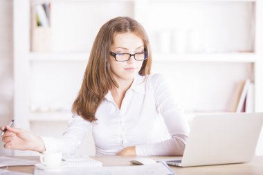 Güzel iş kadını ofiste çalışan