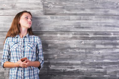 Avrupa kadın holding cep telefonu