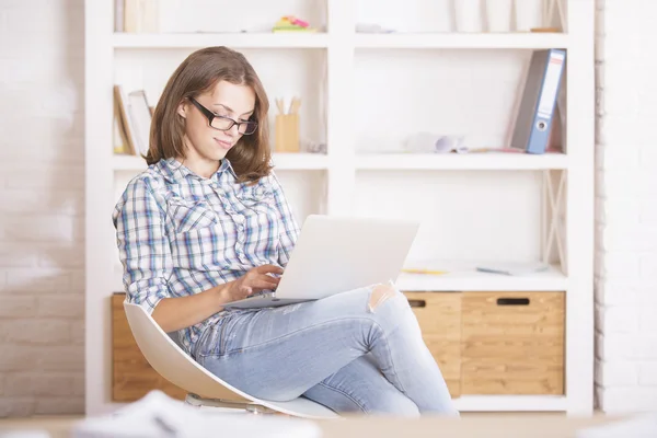 Jonge vrouw met laptop — Stockfoto