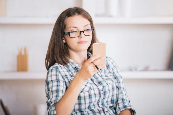 Mujer concentrada usando teléfono móvil — Foto de Stock