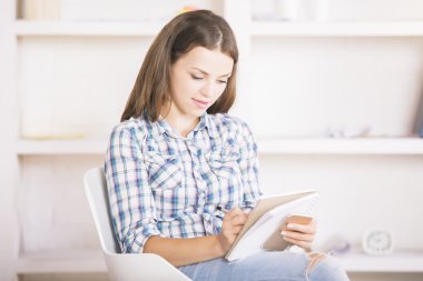 Kadın, akıllı telefon ve not defteri