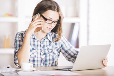 Kadın telefonda laptop kullanarak