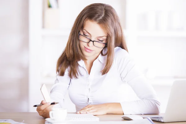 Jeune femme aux prises avec la paperasserie — Photo