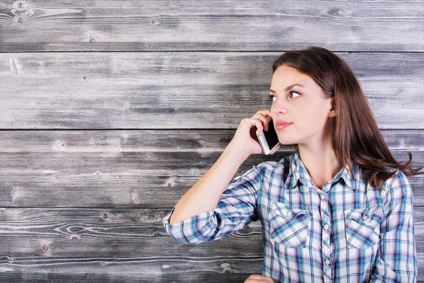 A telefon a vonzó lány — Stock Fotó