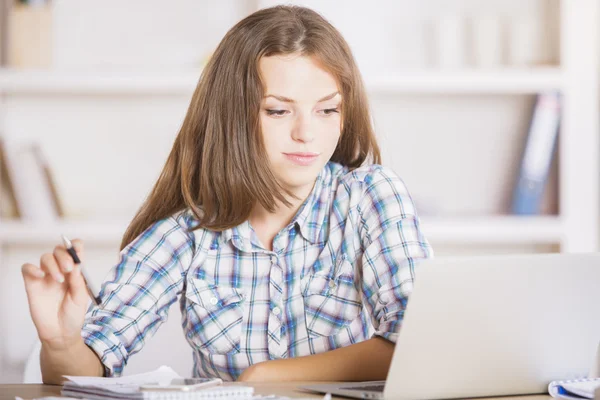 Mujer de negocios reflexivo utilizando el ordenador portátil — Foto de Stock