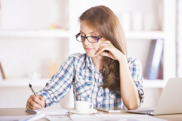 Junge Geschäftsfrau, die mit Papierkram zu tun hat — Stockfoto