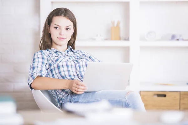 Denkende junge Frau mit Laptop — Stockfoto
