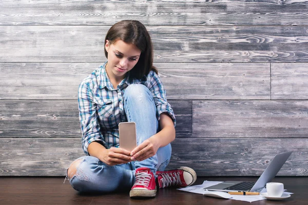 Žena používající mobilní telefon — Stock fotografie