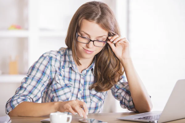 Mujer usando smartphone — Foto de Stock