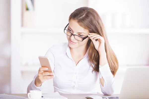 Giovane donna d'affari che utilizza il telefono cellulare — Foto Stock