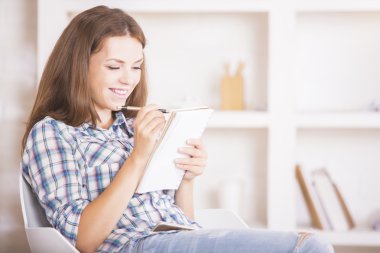 Gülümseyen kadın yazma Not Defteri'nde