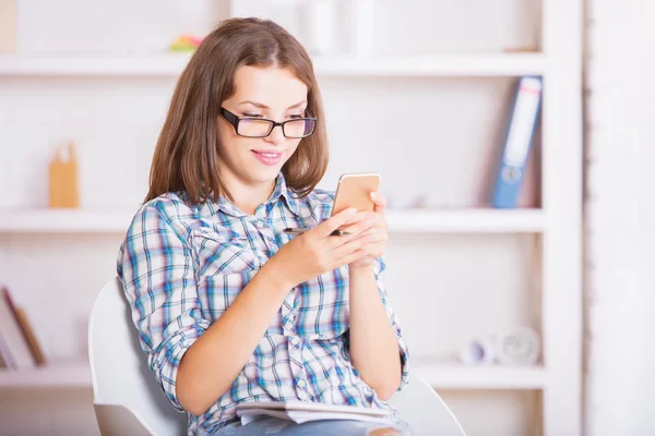 Glimlachende zakenvrouw met smartphone — Stockfoto