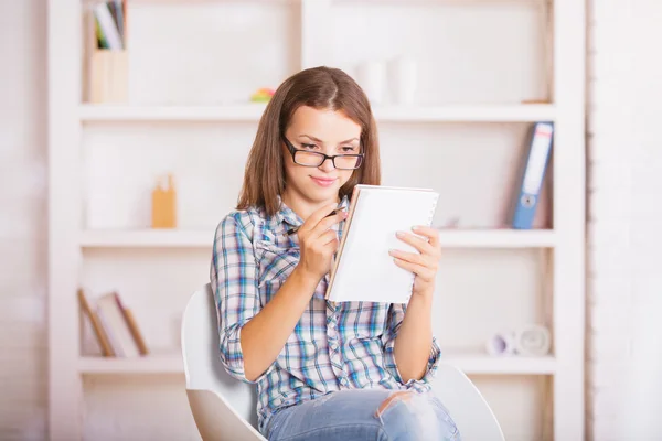 Joven empresaria escribiendo en bloc de notas — Foto de Stock