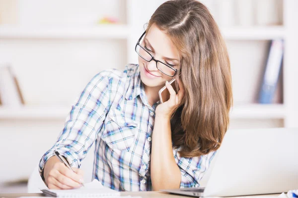 Fröhliche Geschäftsfrau am Telefon — Stockfoto