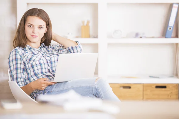 Mujer de negocios reflexivo con ordenador portátil — Foto de Stock