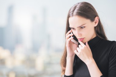 telefonu genç iş kadını