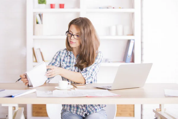 Joven empresaria haciendo papeleo — Foto de Stock