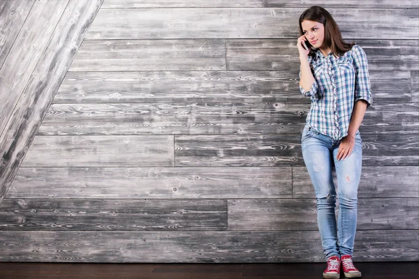 Wanita muda berbicara di telepon — Stok Foto