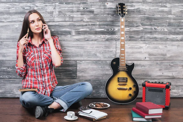Donna sul pavimento con chitarra — Foto Stock