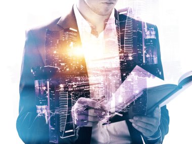 Adam şehir arka plan üzerinde kitap okuma