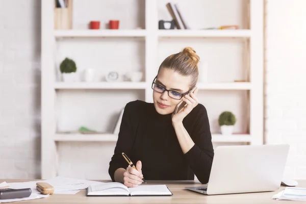 Woman on phone doing paperwork — Stock Photo, Image