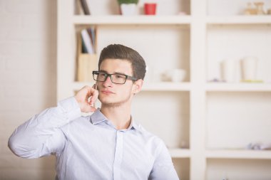 Yakışıklı genç adam telefonda