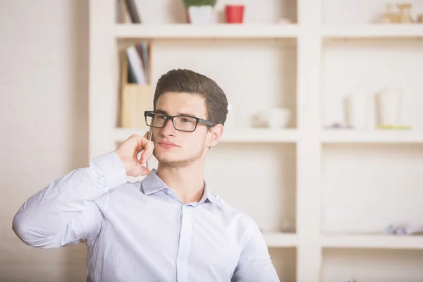 Jovem bonito ao telefone — Fotografia de Stock