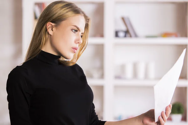 Mädchen erledigt Papierkram im Büro — Stockfoto