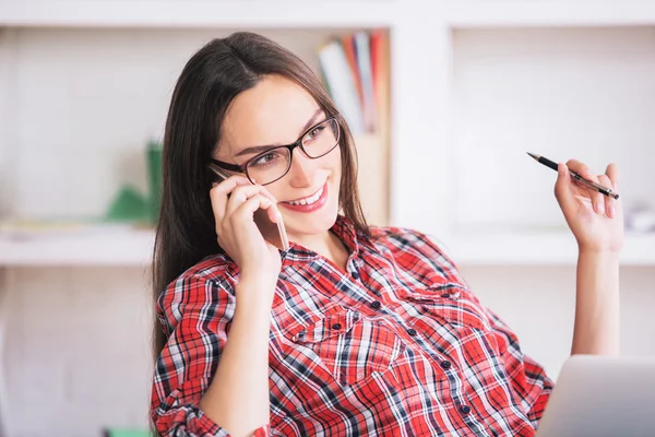 Mujer europea usando portátil y teléfono — Foto de Stock