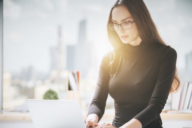 dizüstü bilgisayar kullanan çekici kadın