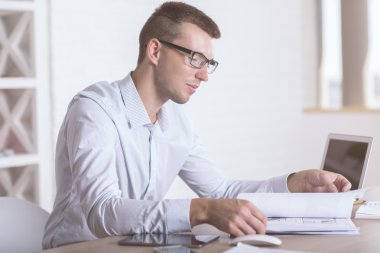 İşadamı evrak işi yapıyor