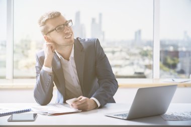 Genç adam akıllı telefon kullanıyor.