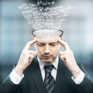 Kafasına matematiksel formüller yükleyen dalgın işadamının soyut görüntüsü. Bilgi kavramı
