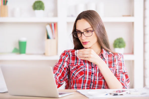 Mujer bebiendo café, usando laptop — Foto de Stock