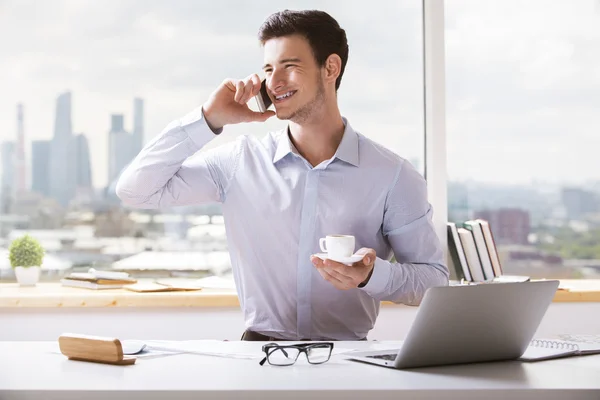 Empresário com café no telefone — Fotografia de Stock