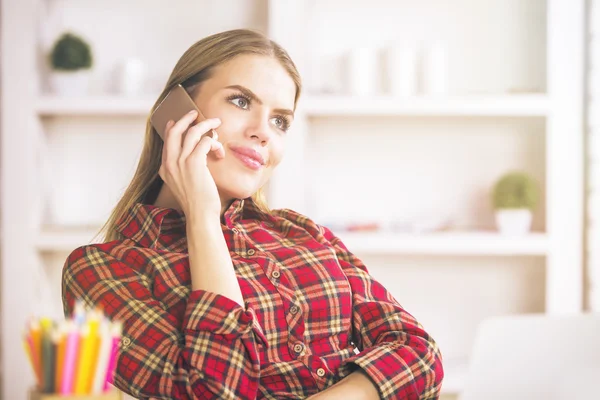 Kvinnen som snakker i telefon og på arbeidsplassen – stockfoto