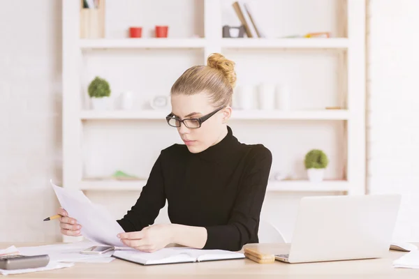 Concentrated woman doing paperwork — Stock Photo, Image