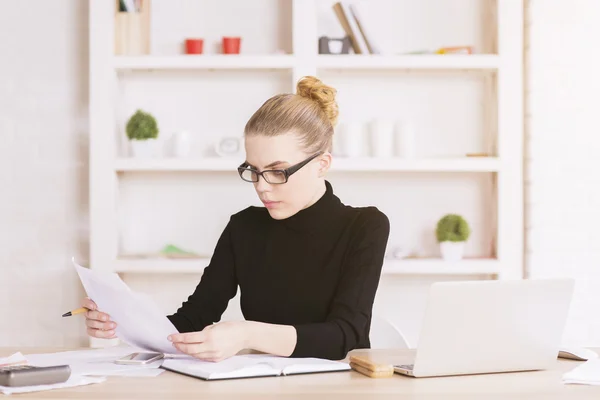 Mujer concentrada haciendo papeleo —  Fotos de Stock